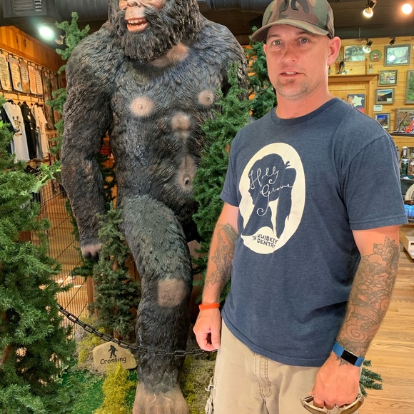 Hello everyone! Everything in my closet is new, like new, or vintage. - Picture 6 of 8